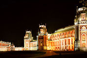 Царицынский дворец в ночной подсветке. Москва